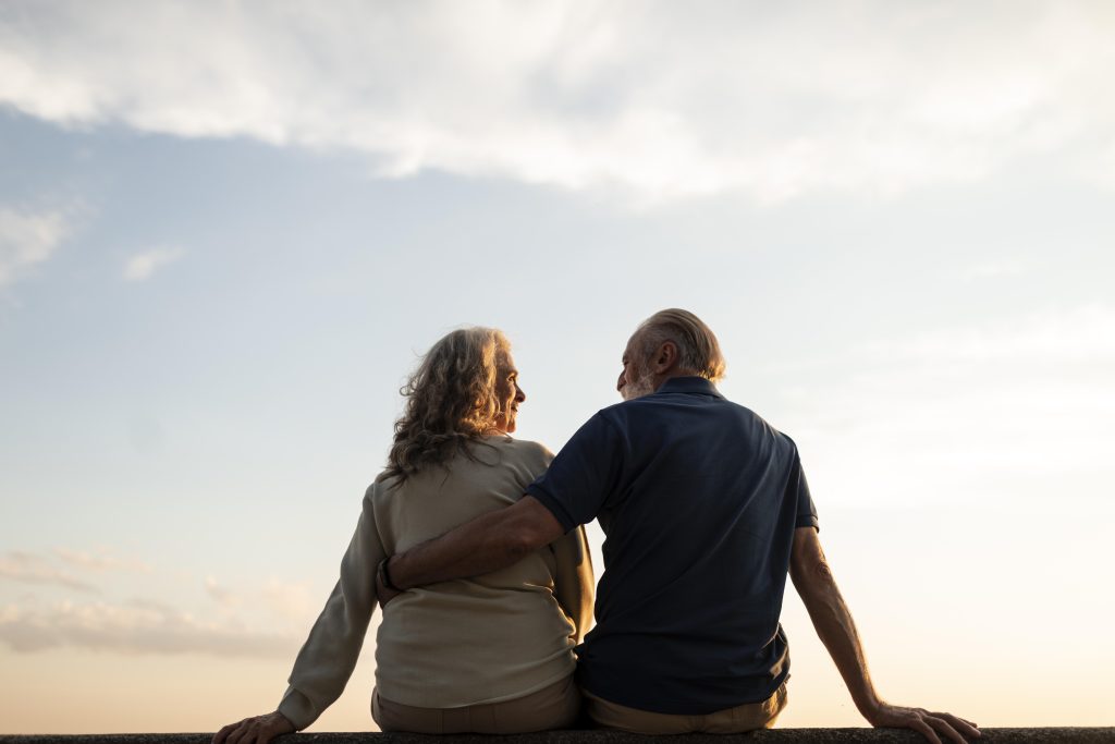 Pareja mayor que muestra complicidad Pareja mayor disfrutando de la compañía y la complicidad, reflejando amor y satisfacción en su relación.