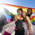 Jóvenes disfrutando y celebrando en una manifestación del orgullo